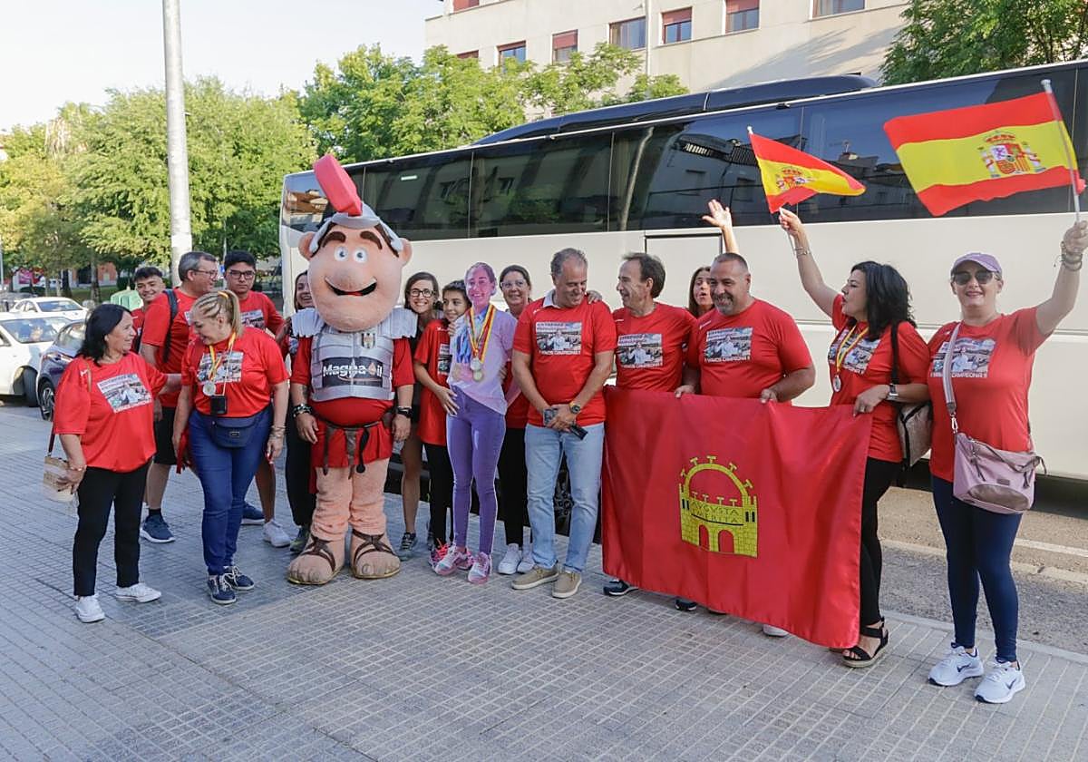 Familia y amigos en el autobús que les llevará desde Mérida junto a Estefanía Fernández.