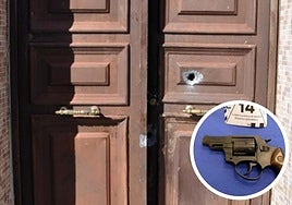 Imagen de la puerta de la vivienda que fue disparada.