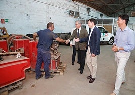 Abel Bautista, consejero de Presidencia e Ignacio Higuero, consejero de Gestión Forestal y Mundo rural durante su visita al Centro de Prevención de Incendios.