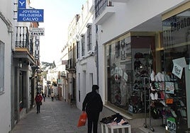 Imagen de archivo de la calle La Cárcel con comercios en Fregenal de la Sierra.