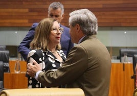 Mercedes Morán (consejera de Agricultura, responsable del plan de nitratos) se abraza con Ignacio Higuero (consejero de Gestión Forestal y Mundo Rural, competente de nuevos regadíos) en una sesión en la Asamblea de Extremadura.