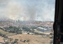 Las llamas se encuentran muy cerca del municIpio de Monroy.