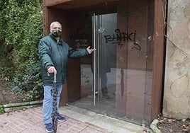 Un usuario, en la puerta del aseo ubicado en el parque de Gloria Fuertes, en una imagen de archivo.