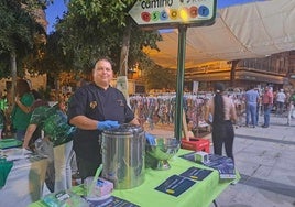 Jesús Manuel Pintado, junto al estand de ELA Extremadura, donde ofreció zumos solidarios en la 'Shopping night' de Miajadas.