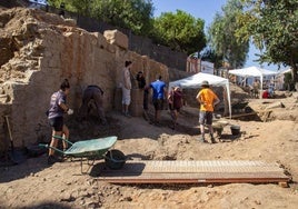 Los participantes en el campo de voluntariado del Consorcio trabajando en el peristilo.