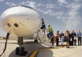 Viajeros en el aeropuerto de Badajoz se montan en un avión de Air Nostrum.