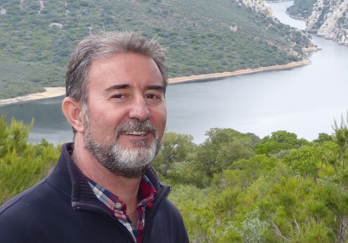 Casto Iglesias, en el parque nacional extremeño, con el río Tajo a su espalda.