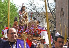 Martín Cisneros, a la izquierda, junto al paso de la Burrina en una imagen de archivo del Domingo de Ramos.