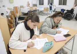 Alumnos del instituto cacereño de Al-Qázeres en uno de los módulos de FP.