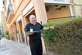 Javier Ruiz junto enseña los setos de su bar.