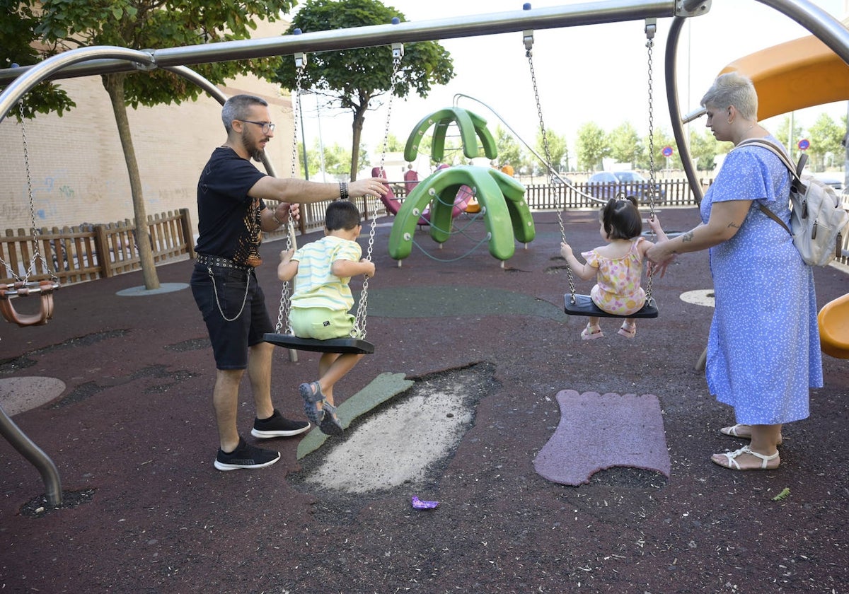 El suelo de caucho del parque del Cerro del Viento está destrozado en algunas zonas.