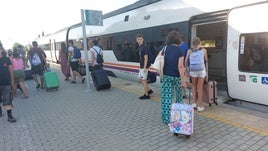 Pasajeros del tren Sevilla-Llerena llegando esta tarde al municipio extremeño.