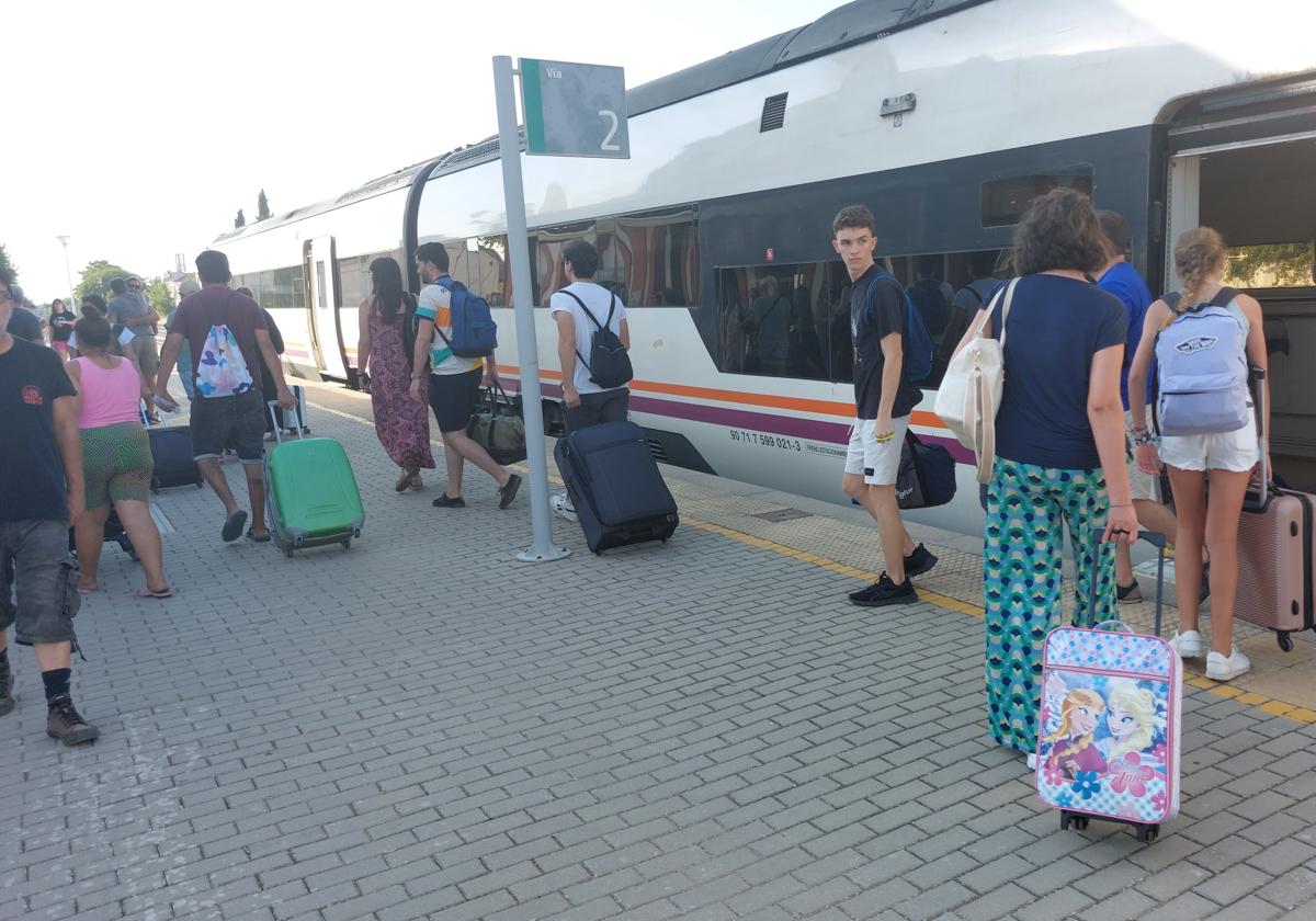 Pasajeros del tren Sevilla-Llerena llegando esta tarde al municipio extremeño.