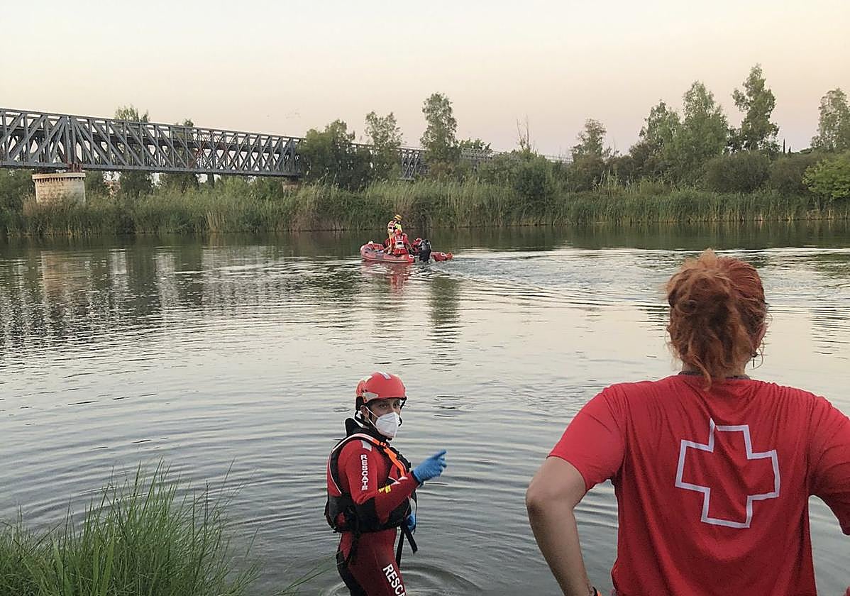 Efectivos de Cruz Roja han recuperado el cadáver del río Guadiana