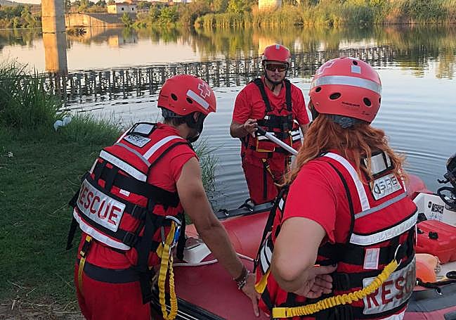 Efectivos de Cruz ROja se preparan para acceder el río Guadiana.