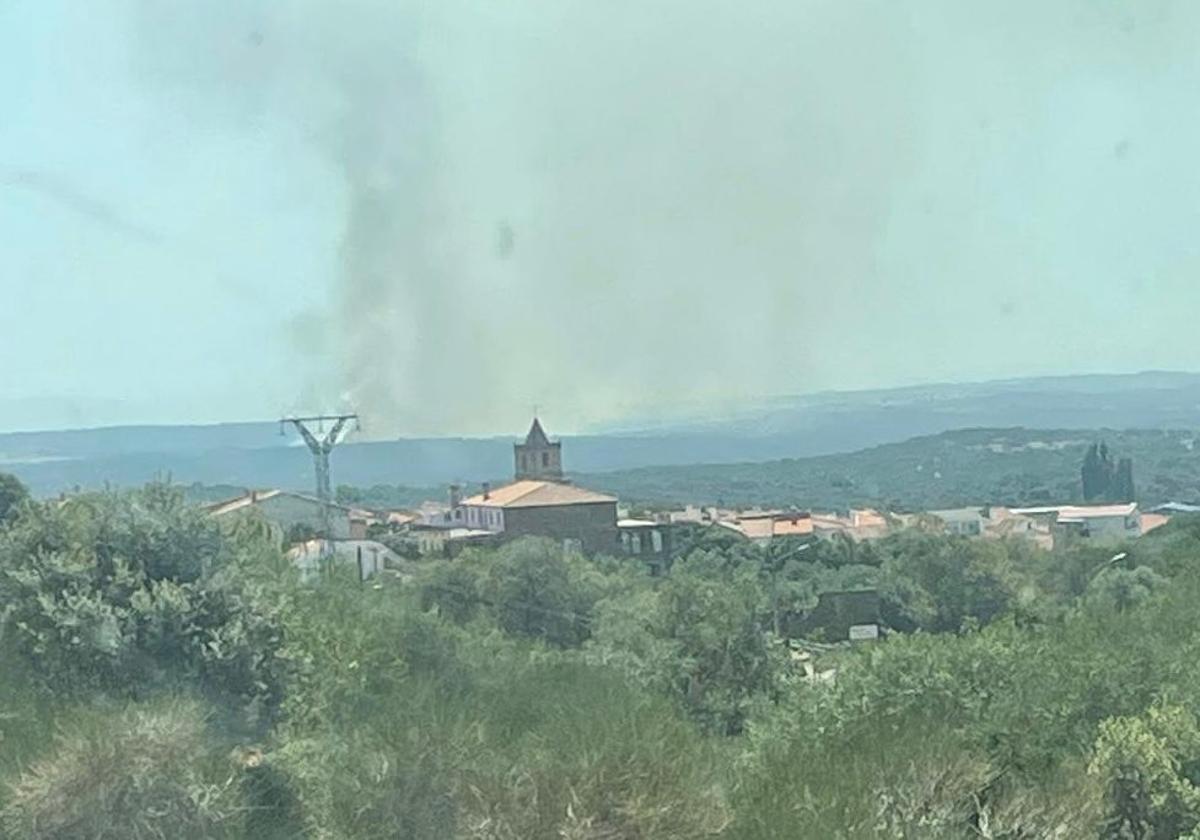 El humo es visible desde Villamesías