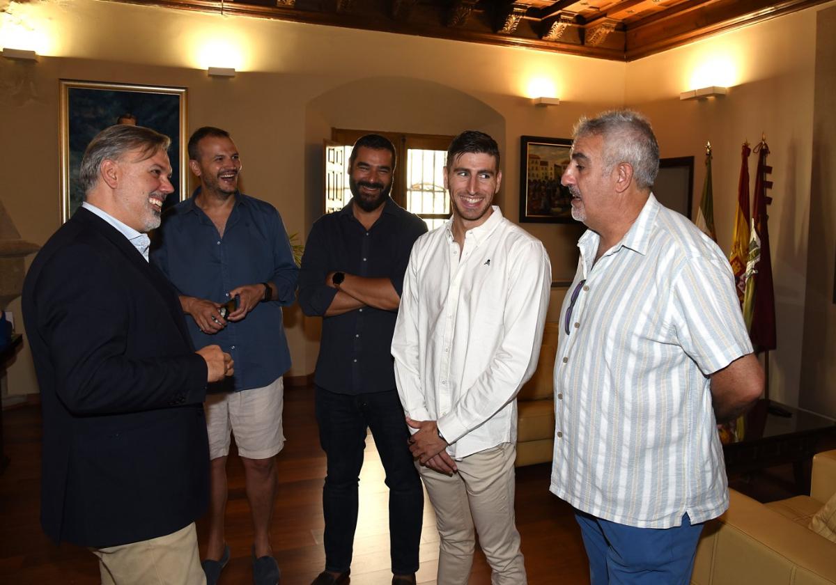 César Castro, junto a su padre y el alcalde, Fernando Pizarro.