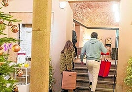 Turistas a su llegada a un hotel de Cáceres