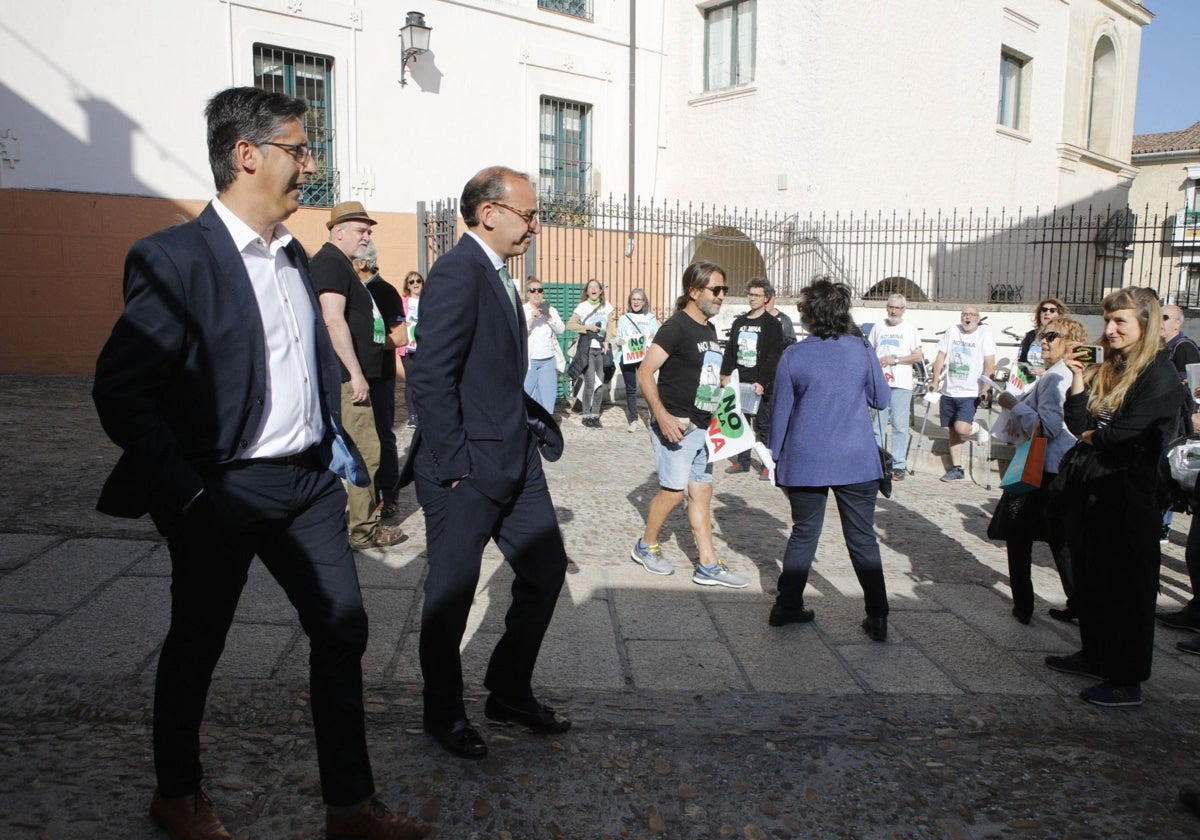 Rafael Mateos y el concejal Víctor Bazo pasan ante una concentración antimina en mayo de 2023.