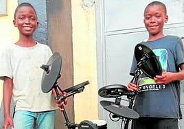 Alimamay y Saidu con su primera batería.