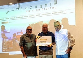 Aureliano Sáinz recibe el título de presidente honorífico de Azagala de manos de JM Leal y FJ Negrete
