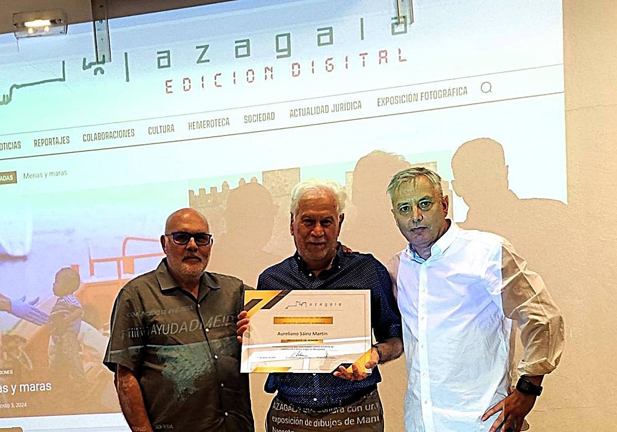 Aureliano Sáinz recibe el título de presidente honorífico de Azagala de manos de JM Leal y FJ Negrete