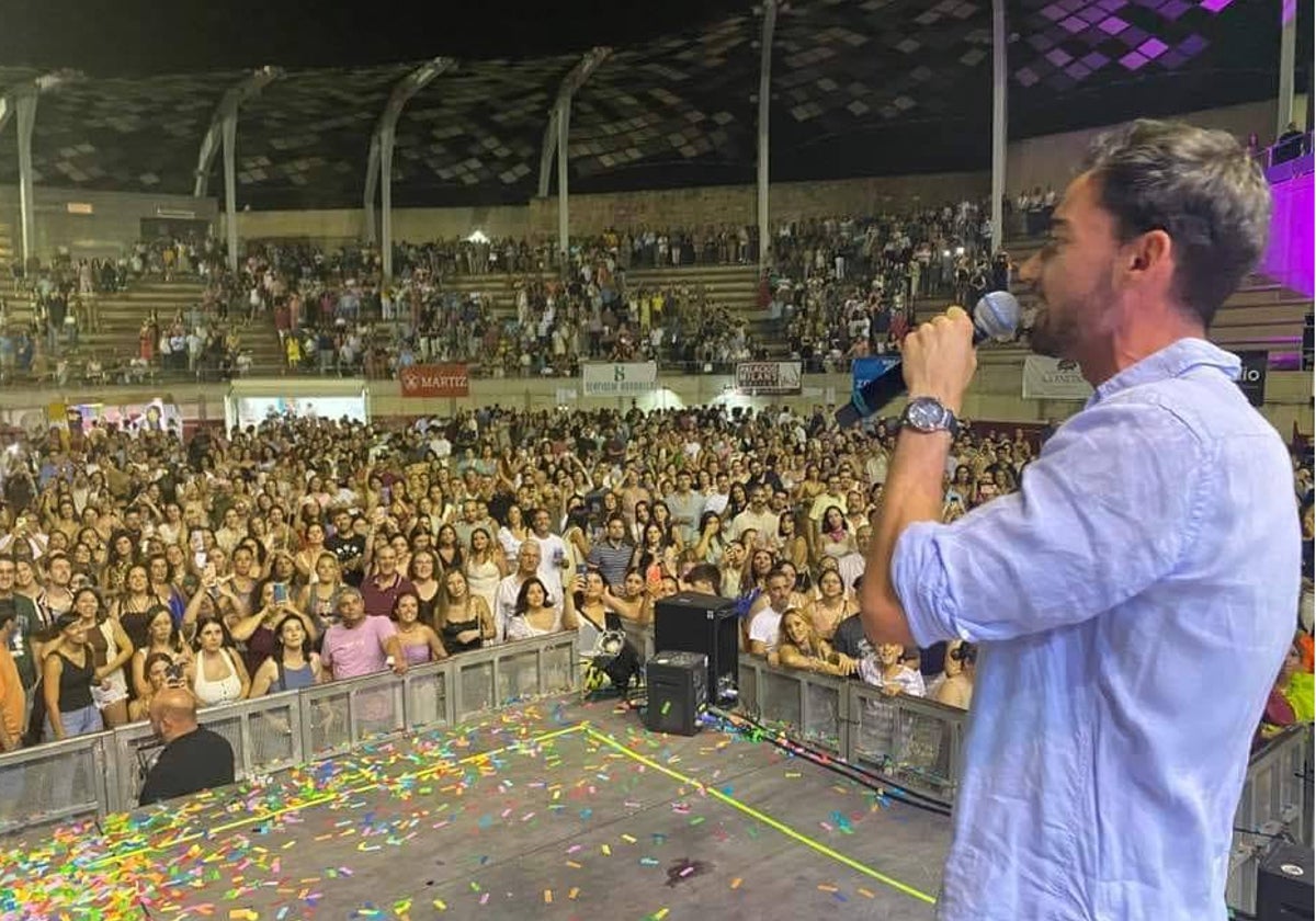 Álvaro Martín se subió al escenario durante el concierto de Andy y Lucas en Llerena.