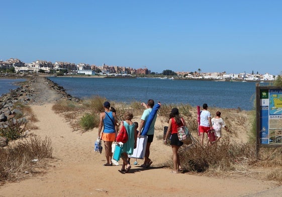 Isla Cristina, y al fondo, Punta del Moral.