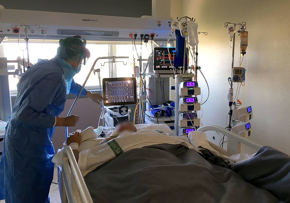 Paciente ingresado en la UCI del Hospital Universitario de Cáceres, en una imagen de archivo, debido a la covid.
