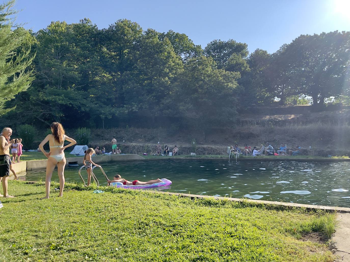 El césped. Está en mejores condiciones y hay más que en la mayoría de piscinas naturales. A. J. A