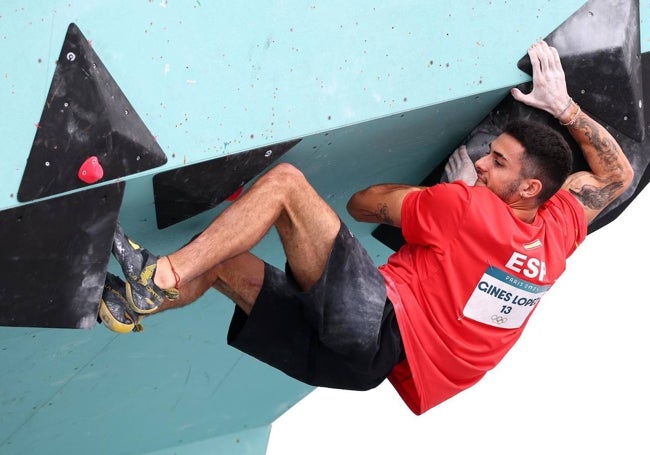 Alberto Ginés, en el muro de París con su pesadilla del boulder.