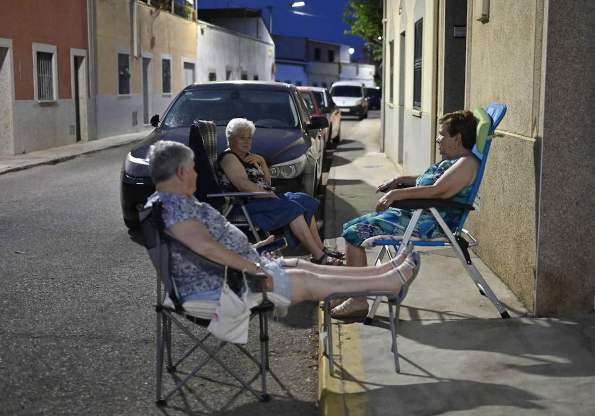 Mujeres tomando el fresco en una noche calurosa.