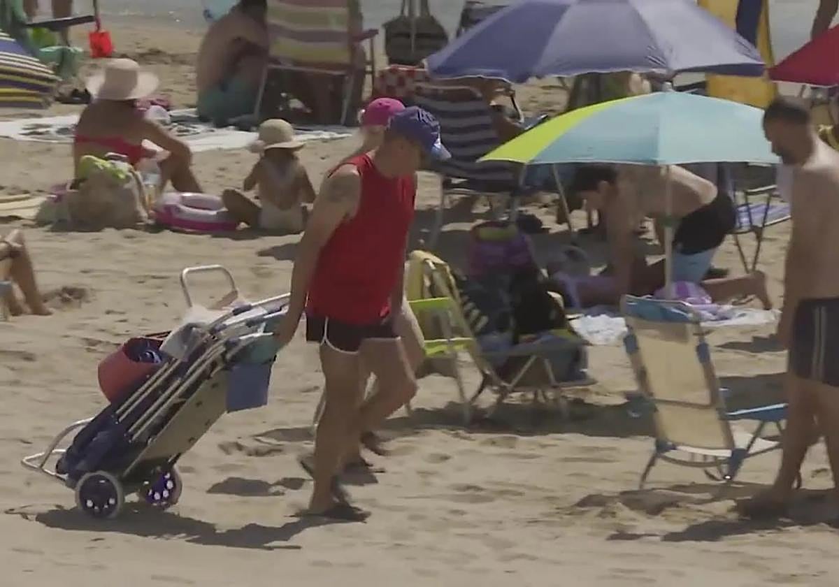 Veraneantes en una playa del litoral levantino.