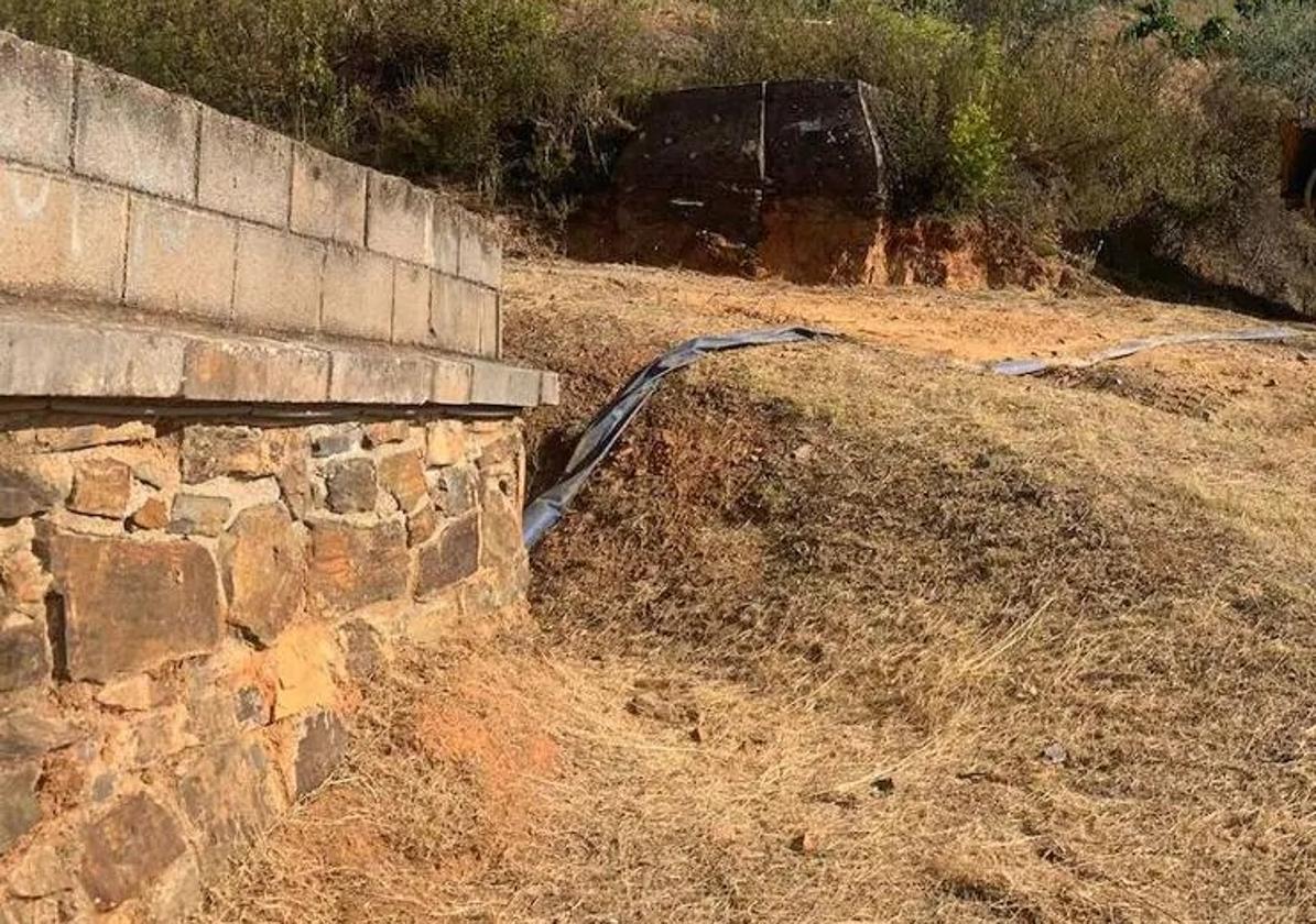 Imagen de archivo del camino juntos al depósito de agua de Caminomorisco.