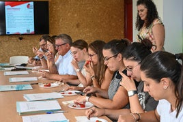 Agricultores e investigadores durante la cata de tomate este martes en Ctaex.