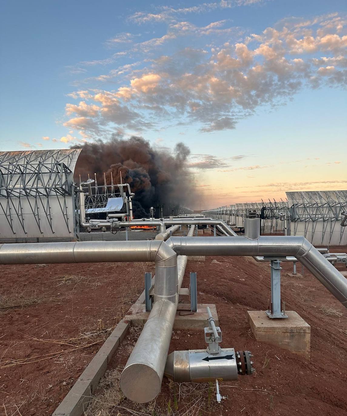 Imágenes del incendio que se ha originado en la planta termosolar de La Garrovilla