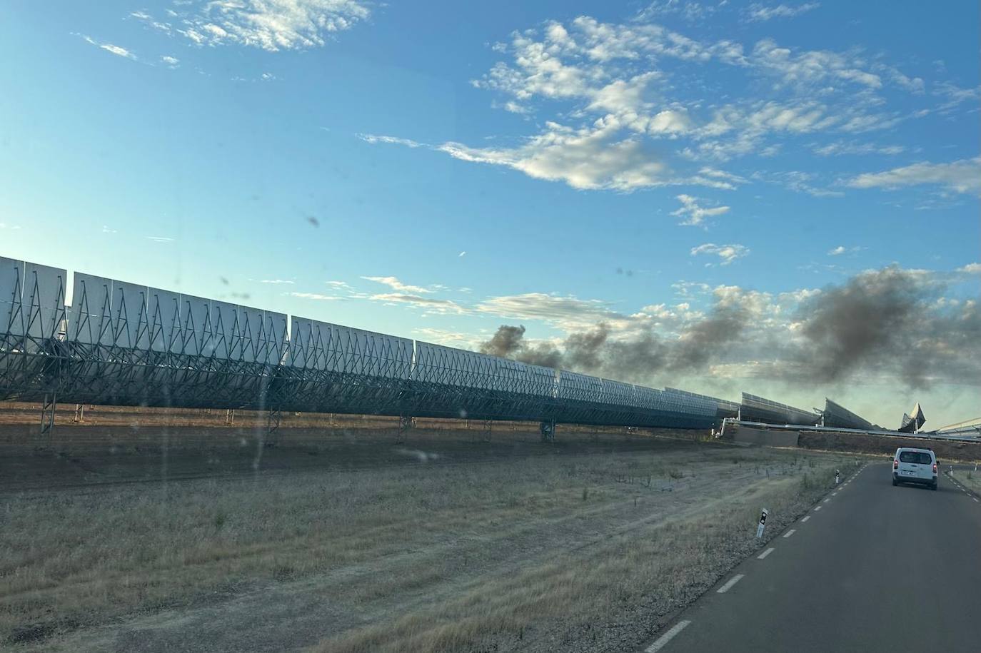 Imágenes del incendio que se ha originado en la planta termosolar de La Garrovilla