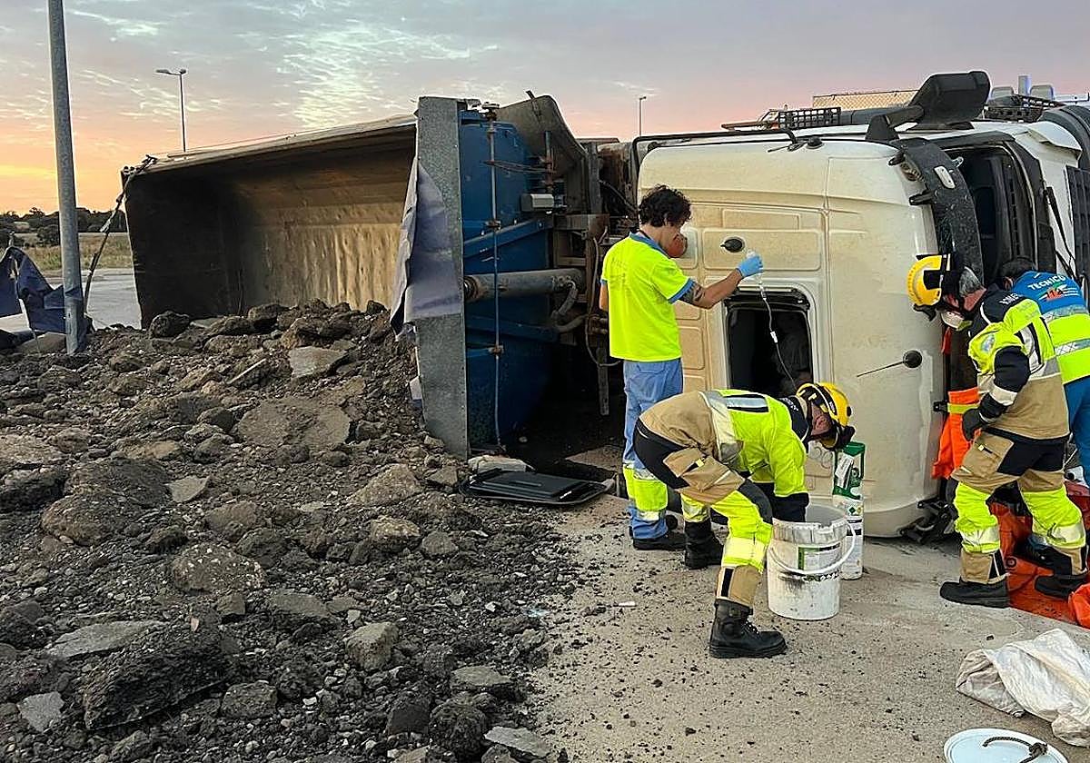 Así ha quedado el camión tras volcar en Navalmoral