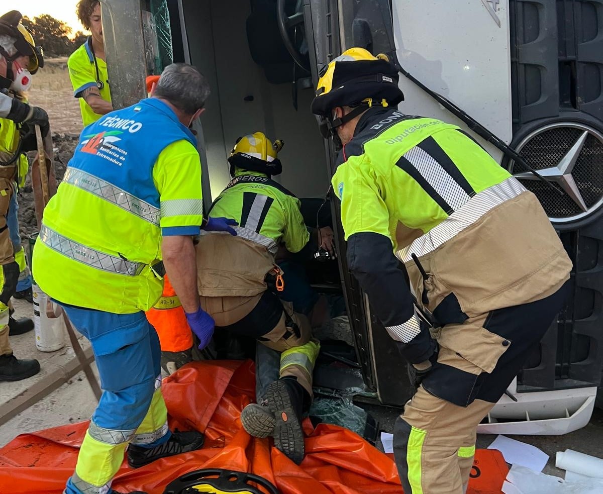 Así ha quedado el camión tras volcar en Navalmoral