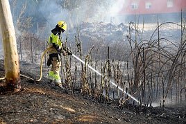 Un bomberos durante una intervención en otro incendio en Cáceres