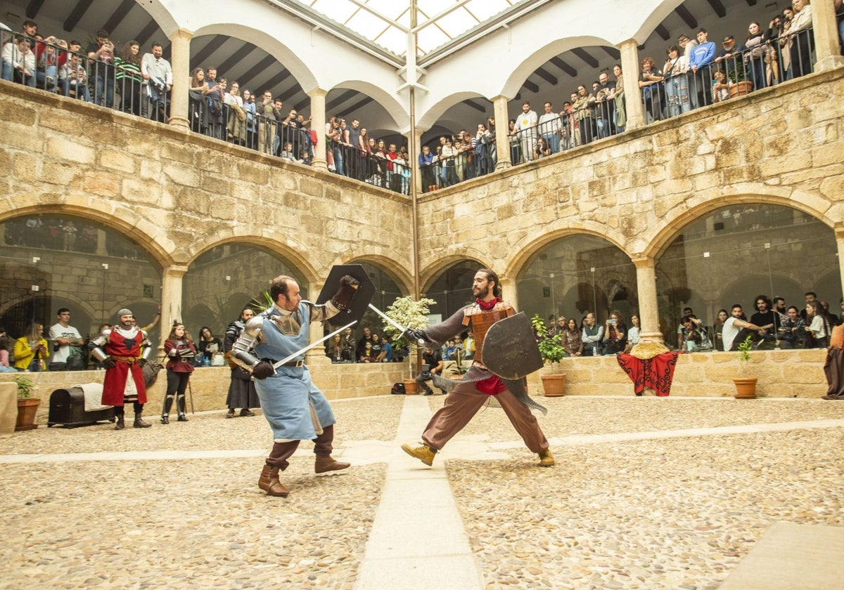 Duelo a espada en la edición de City of Dragons de octubre de 2022.