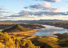 El Cerro Masatrigo es un cono perfecto que se alza sobre las aguas del embalse de La Serena.