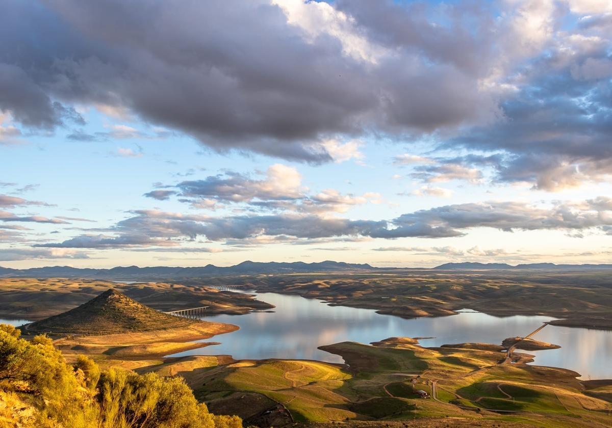 El Cerro Masatrigo es un cono perfecto que se alza sobre las aguas del embalse de La Serena.