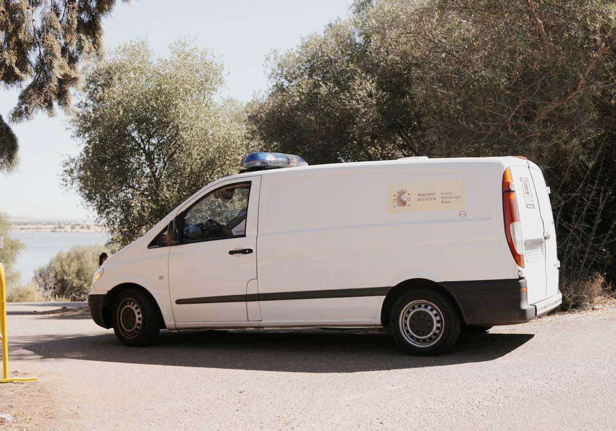 Furgoneta del Instituto de Medicina Legal llegando al embalse Los Canchales, donde ha desaparecido el hombre.