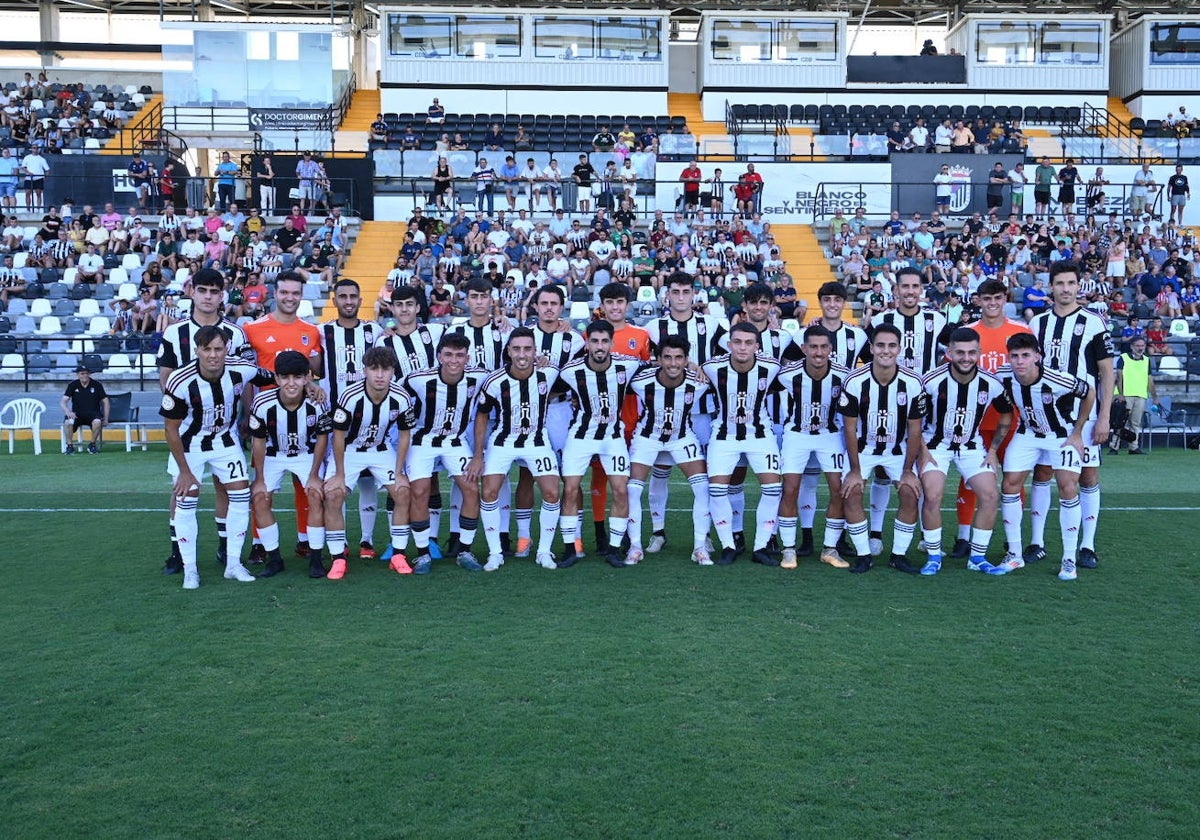 Toda la plantilla del Badajoz tras su presentación en el Nuevo Vivero.