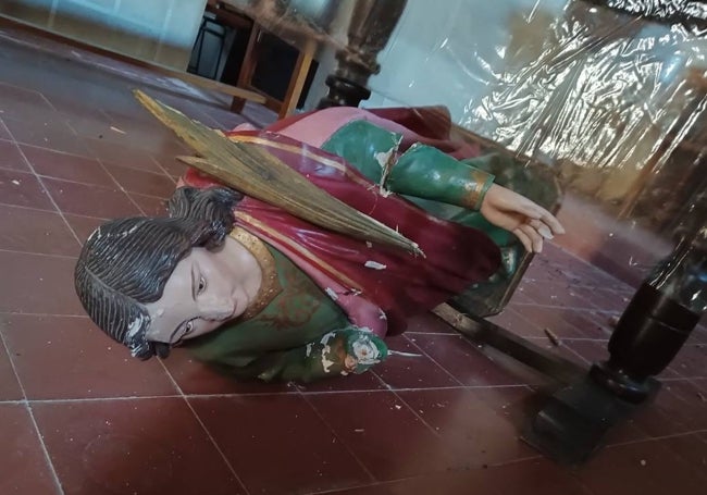 Estado en el que apareció la imagen de Santa Lucía tras los hechos, tirada en el suelo de la ermita.