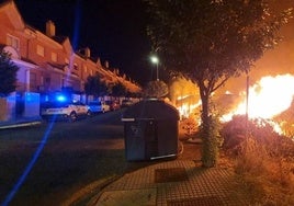 Bomberos actuando en el incendio que se registró en la madrugada de este miércoles en Mérida.