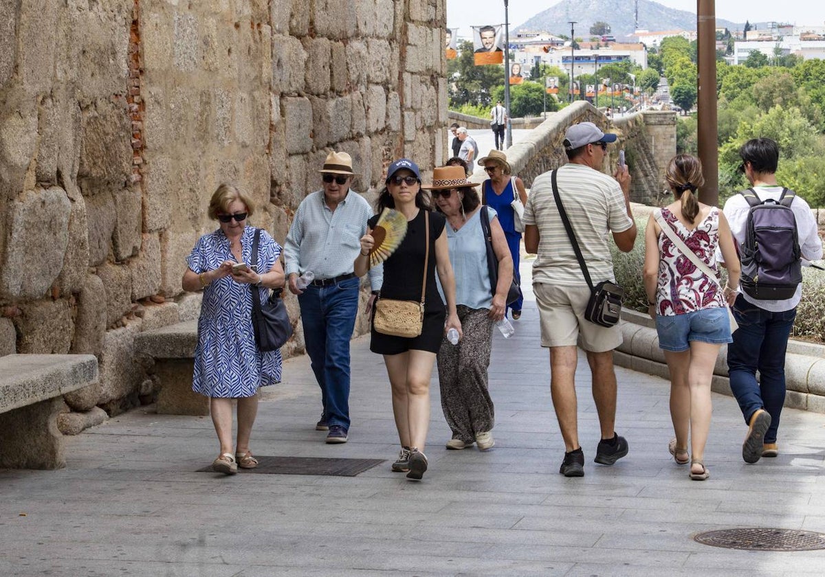 Turistas caminando junto a la Alcazaba árabe de Mérida.