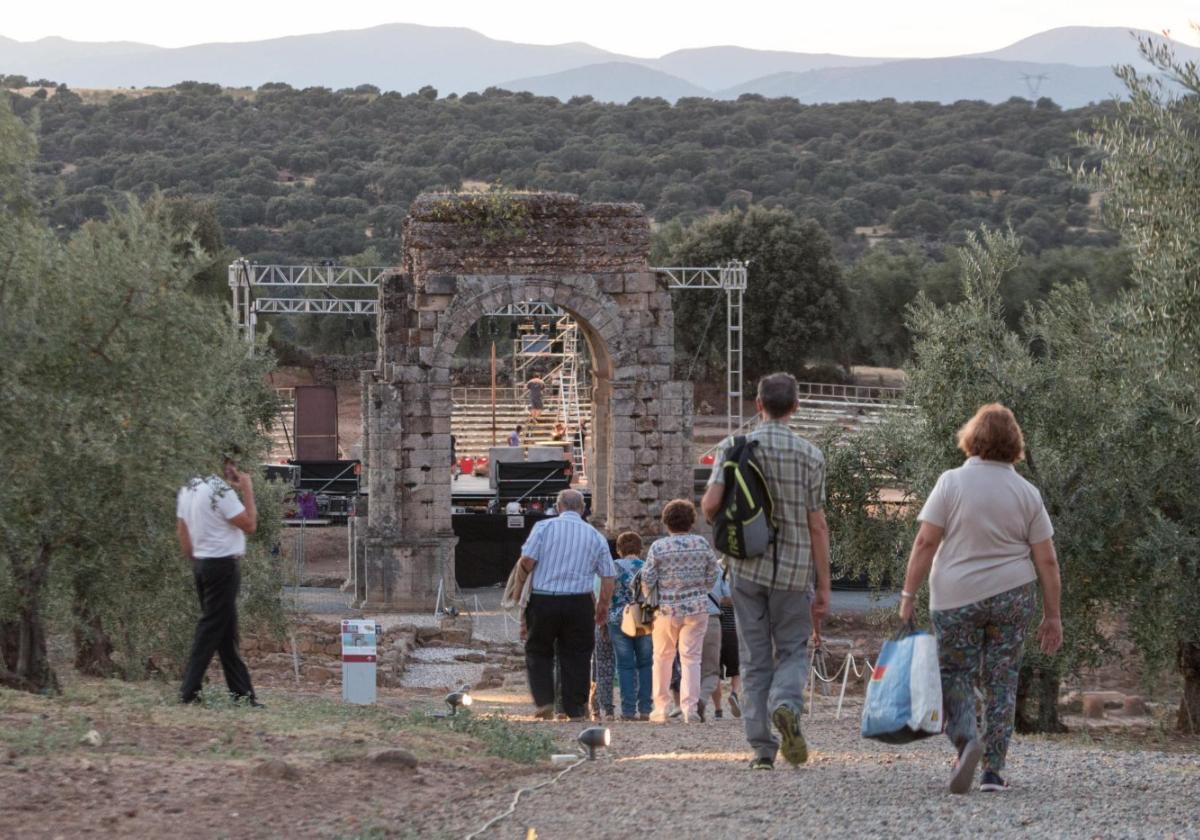 Historia.Turistas en Cáparra, que en época del emperador Vespasiano fue una ciudad.