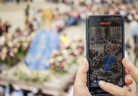 Imagen de la última procesión de subida de la Virgen de la Montaña, a su llegada a la Plaza Mayor de Cáceres.